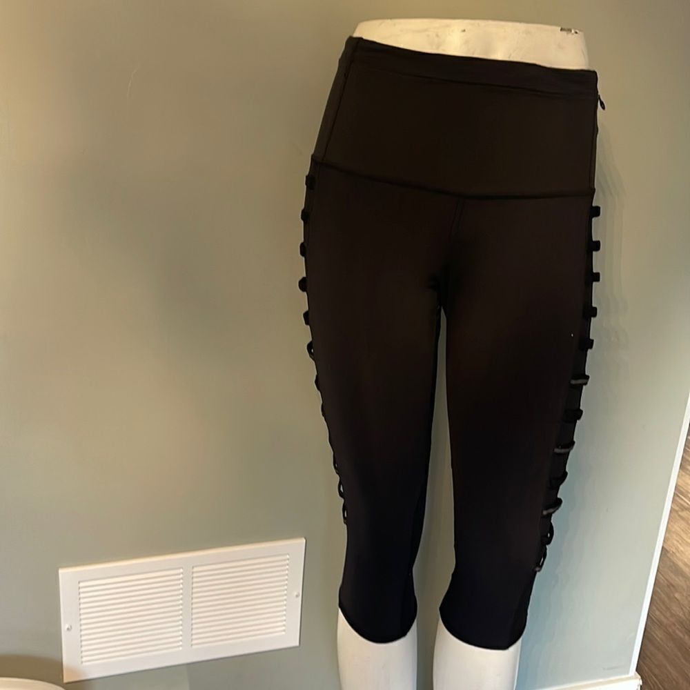 Lululemon size 6 capris